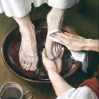 lisonbee-jesus-washes-an-apostles-feet